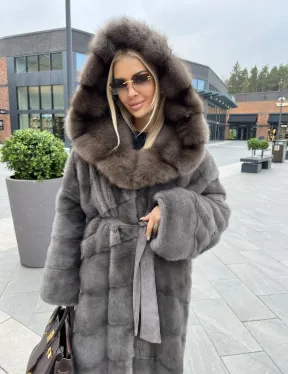 Шуба норковая с капюшоном из меха куницы в цвете графит грей - фото 0