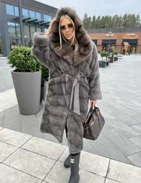 Шуба норковая с капюшоном из меха куницы в цвете графит грей - фото 2