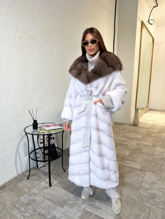 Шуба из плюшевой норки Velvet с капюшоном из меха куницы - цвет белый - фото 0