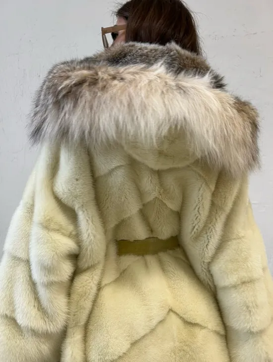 Шуба норковая с капюшоном из меха рыси - бледно-желтый цвет - фото 6