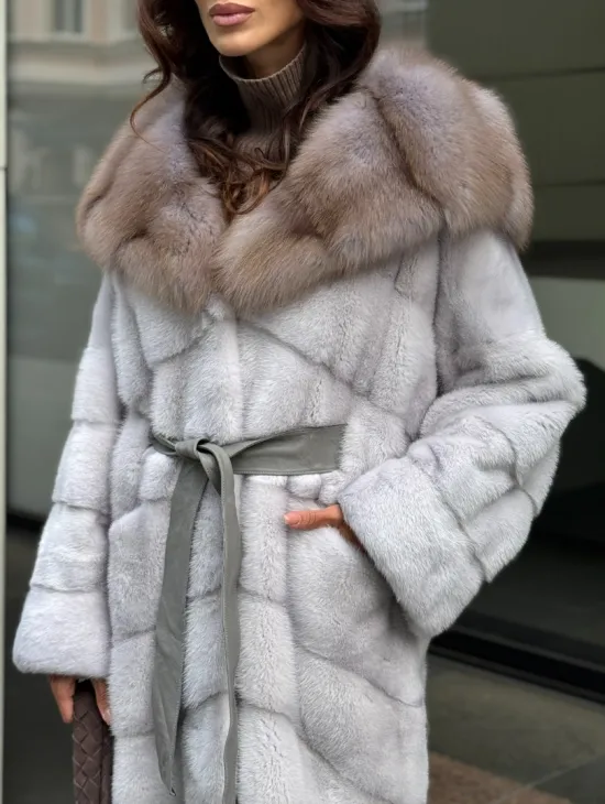 Шуба норковая серо-голубого цвета с капюшоном из куницы - фото 2