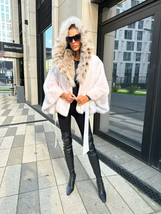 Белое норковое манто с капюшоном из меха рыси - фото 8