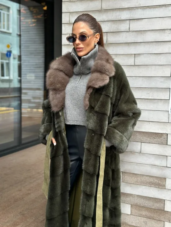 Шуба норковая хаки с воротником из меха куницы - фото 0