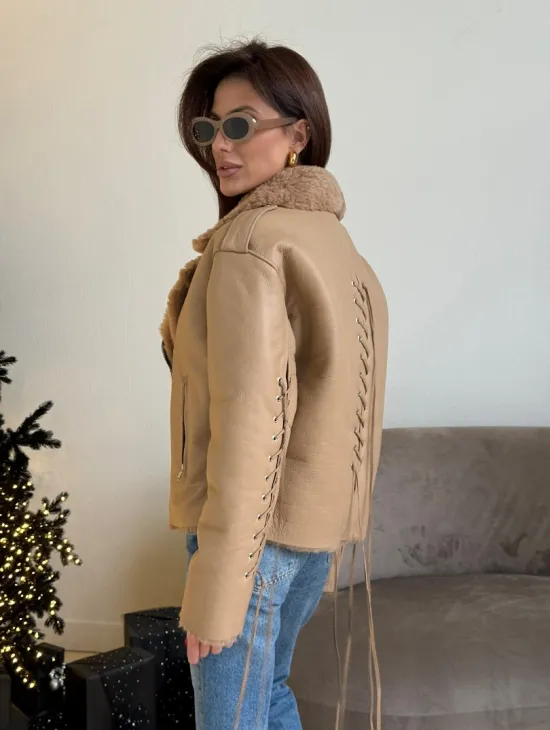 Дубленка - куртка со шнуровкой на спине - фото 1